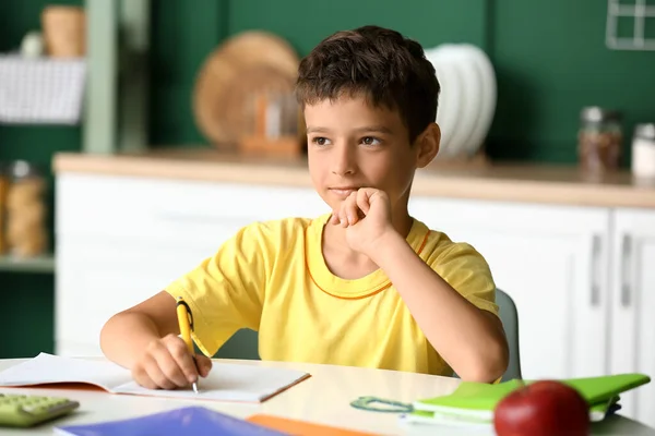 Kleine Jongen Maakt Huiswerk Kamer — Stockfoto