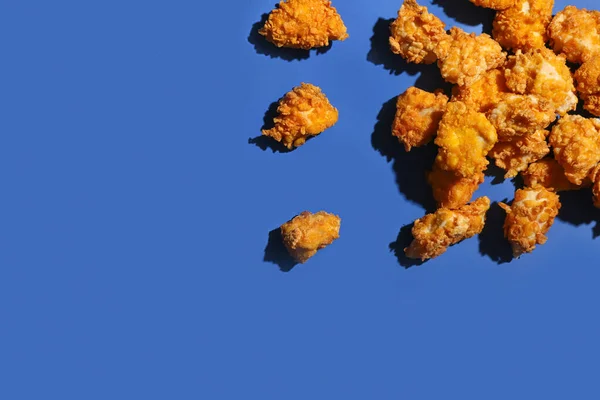 Τραγανό Κοτόπουλο Ποπ Κορν Μπλε Φόντο — Φωτογραφία Αρχείου