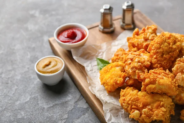 Plateau Avec Poulet Pop Corn Savoureux Sauces Épices Sur Fond — Photo