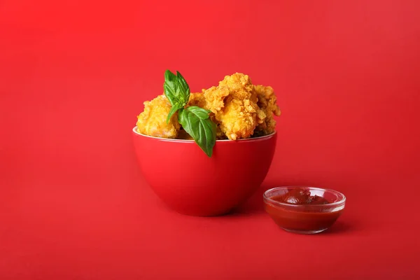 Bowl Tasty Fried Popcorn Chicken Tomato Sauce Color Background — Stock Photo, Image