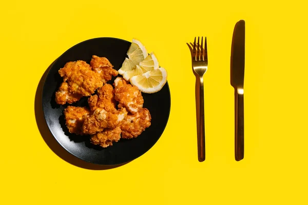 Plate Tasty Popcorn Chicken Lemon Color Background — Stock Photo, Image