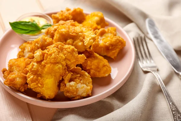 Teller Mit Leckerem Popcorn Huhn Basilikum Und Soße Auf Dem — Stockfoto