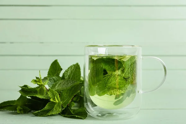 Tazza Vetro Alla Menta Gustoso Sfondo Verde Legno — Foto Stock