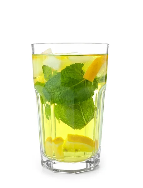 Beyaz Arka Planda Limonlu Bir Bardak Lezzetli Nane Çayı — Stok fotoğraf
