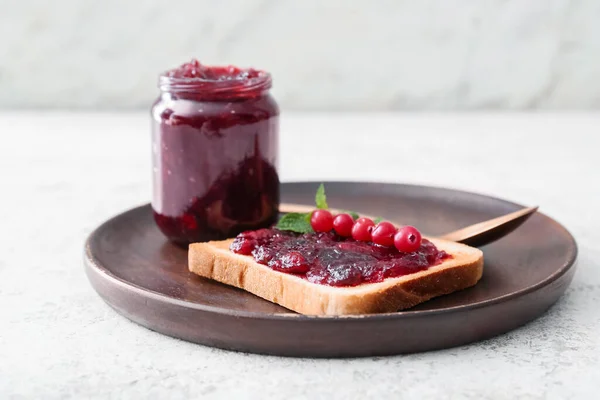 Placa Con Tostadas Sabrosa Mermelada Arándano Sobre Fondo Claro — Foto de Stock