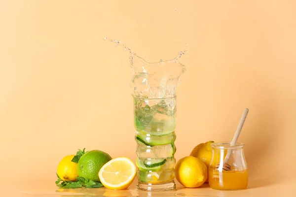 Glass Delicious Lemonade Splash Jar Honey Color Background — Stock Photo, Image