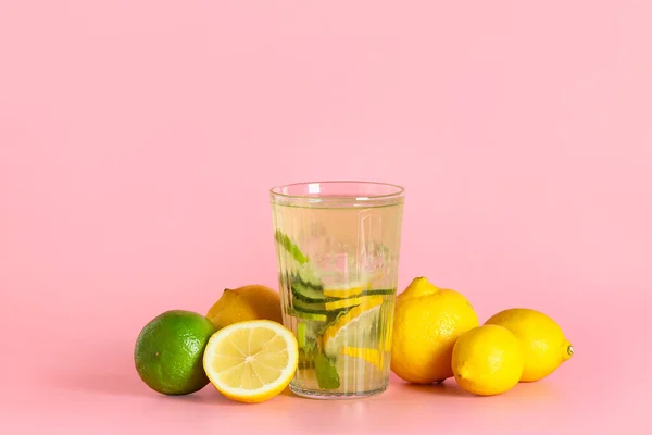 Склянка Свіжим Холодним Лимонадом Кольоровому Фоні — стокове фото