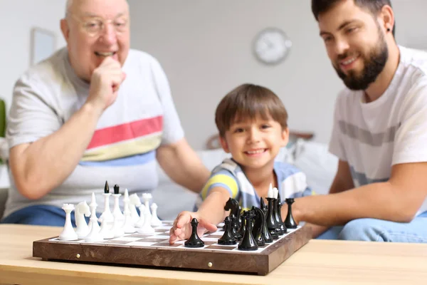 Hans Son Och Far Spelar Schack Hemma — Stockfoto