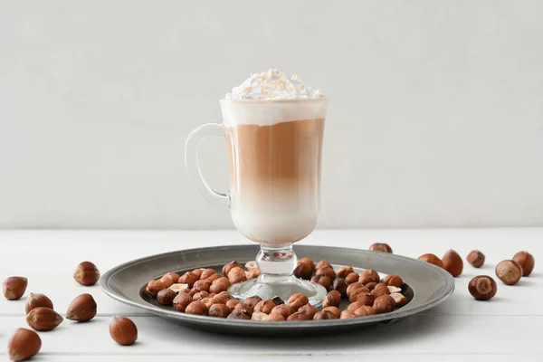 Glazen Kopje Lekkere Latte Met Nootjes Tafel — Stockfoto