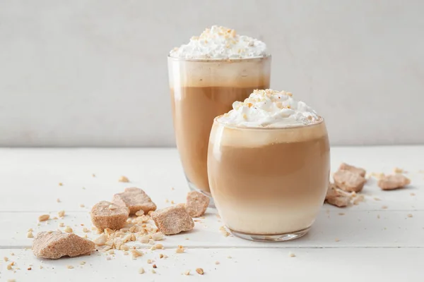 Bril Van Lekkere Latte Met Nootjes Tafel — Stockfoto