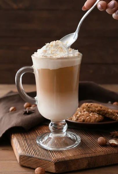 Glas Kopp Välsmakande Latte Med Nötter Trä Bakgrund — Stockfoto