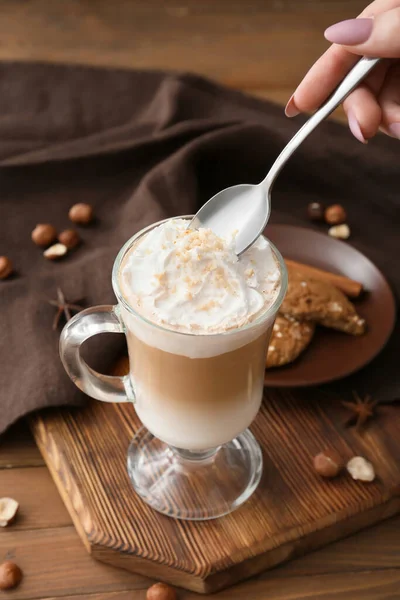 Mano Femminile Con Tazza Vetro Latte Saporito Noci Sfondo Legno — Foto Stock