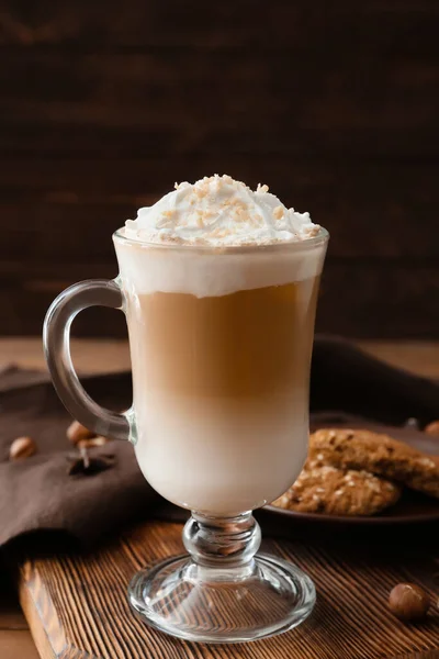 Coupe Verre Latte Savoureux Avec Des Noix Sur Fond Bois — Photo