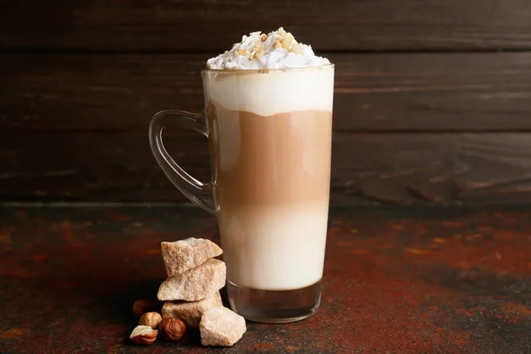 Glazen Kopje Lekkere Latte Met Nootjes Tafel — Stockfoto