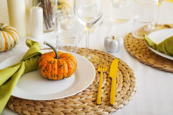 Bella Tavola Apparecchiata Con Zucca Fresca Primo Piano — Foto Stock