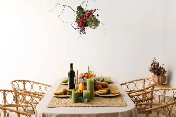 Autumn Table Setting Fresh Pumpkins Leaves Light Wall — Stock Photo, Image
