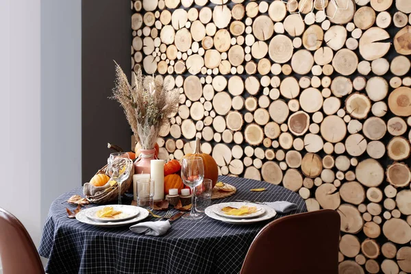Herbstliche Tischdekoration Mit Frischen Kürbissen Und Blättern Nahe Der Holzwand — Stockfoto