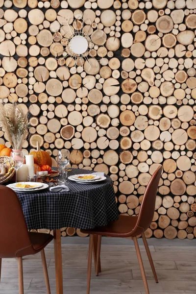 Mesa Otoño Con Calabazas Frescas Hojas Cerca Pared Madera — Foto de Stock