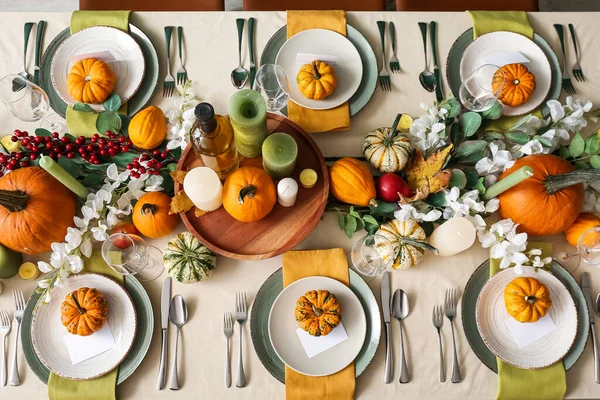 Herbstliche Tischdekoration Mit Frischen Kürbissen Und Blumen Zimmer — Stockfoto