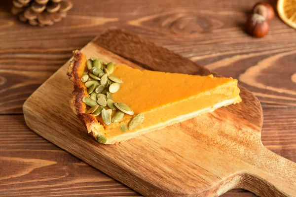 Placa Com Pedaço Deliciosa Torta Abóbora Fundo Madeira — Fotografia de Stock