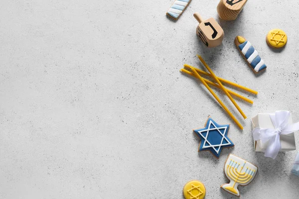 Sabrosas Galletas Para Celebración Hanukkah Con Velas Dreidels Sobre Fondo — Foto de Stock