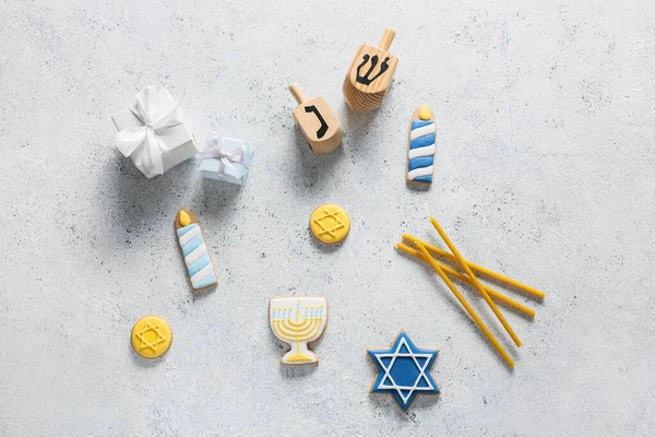 Sabrosas Galletas Para Celebración Hanukkah Con Velas Dreidels Sobre Fondo —  Fotos de Stock