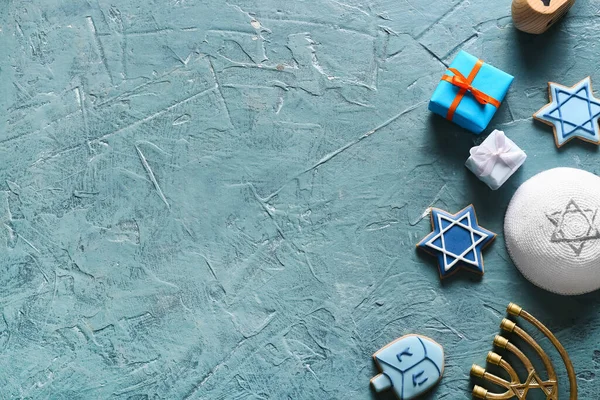 Sabrosas Galletas Para Celebración Hanukkah Con Menorah Regalos Sombrero Judío —  Fotos de Stock