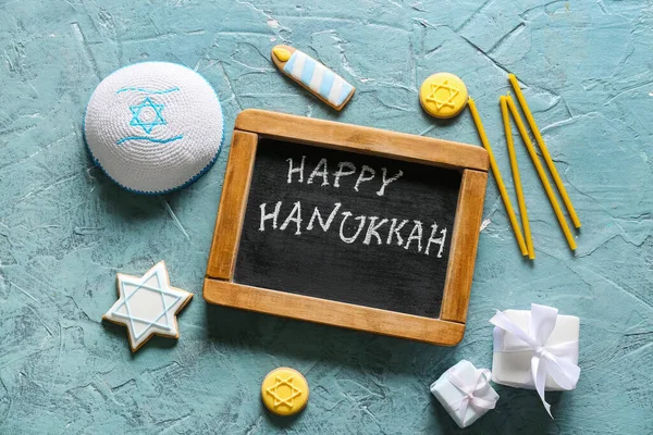 Karton Textem Happy Hanukkah Různými Symboly Barevném Pozadí — Stock fotografie