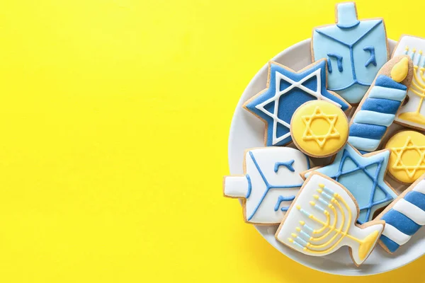 Placa Con Galletas Sabrosas Para Celebración Hanukkah Fondo Color — Foto de Stock