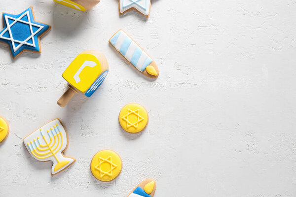 Вкусные печенье для празднования Хануки и dreidels на светлом фоне