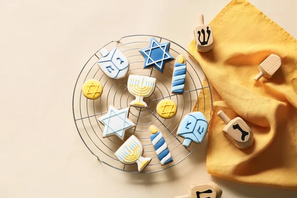 Estante Enfriamiento Con Sabrosas Galletas Para Celebración Hanukkah Dreidels Sobre —  Fotos de Stock