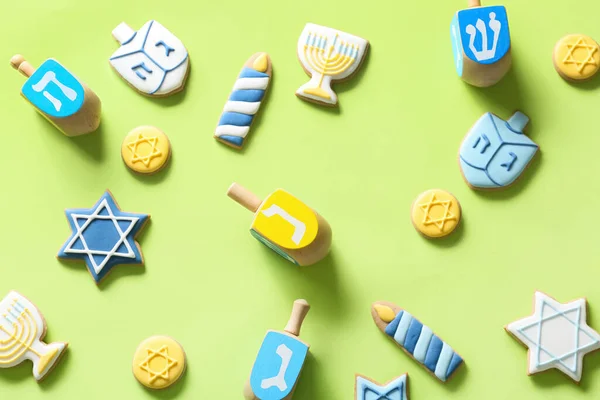 Sabrosas Galletas Para Celebración Hanukkah Dreidels Sobre Fondo Color — Foto de Stock