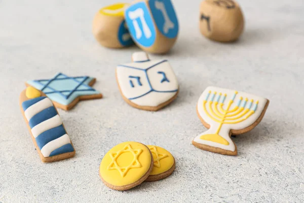 Sabrosas Galletas Para Celebración Hanukkah Sobre Fondo Gris — Foto de Stock