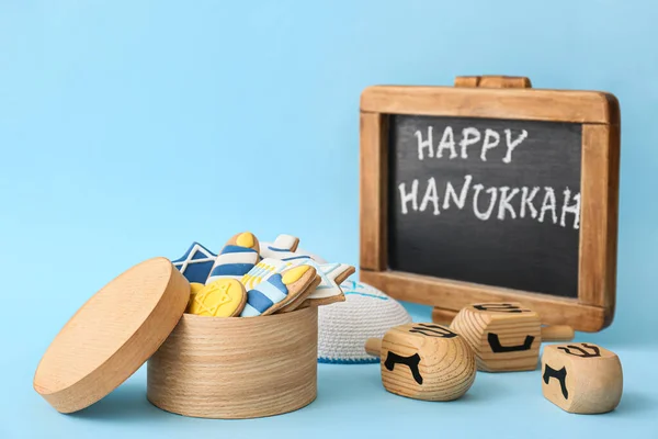 Galletas Sabrosas Dreidels Pizarra Con Texto Happy Hanukkah Sobre Fondo —  Fotos de Stock