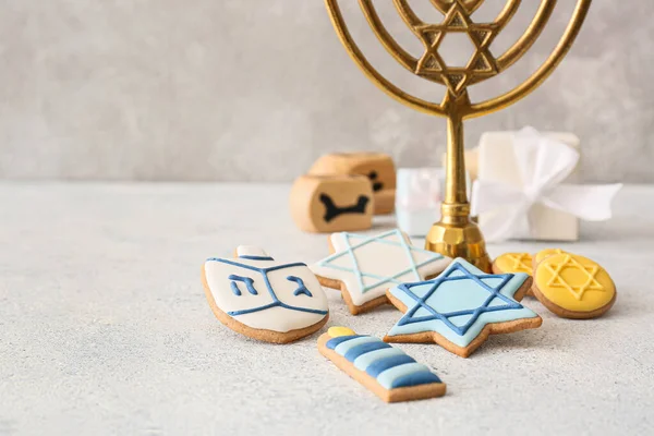 Νόστιμα Μπισκότα Για Γιορτή Hanukkah Μενόρα Γκρι Φόντο — Φωτογραφία Αρχείου