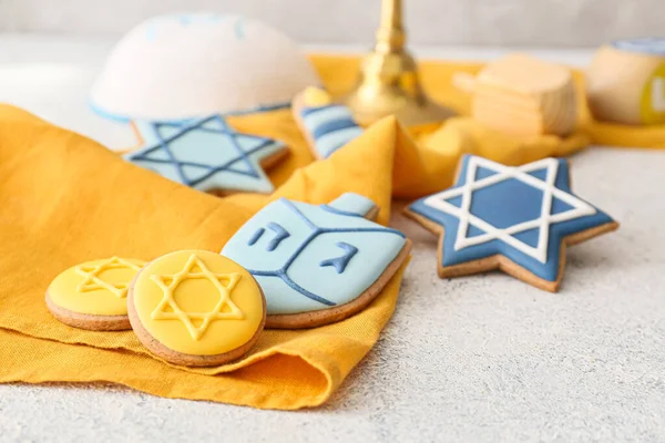 Sabrosas Galletas Para Celebración Hanukkah Sobre Fondo Gris — Foto de Stock