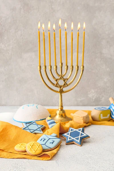 Biscoitos Saborosos Para Celebração Hanukkah Com Menorah Fundo Cinza — Fotografia de Stock