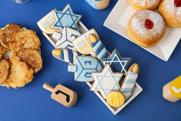 Sabrosas Galletas Con Tortitas Patata Rosquillas Para Celebración Hanukkah Fondo —  Fotos de Stock