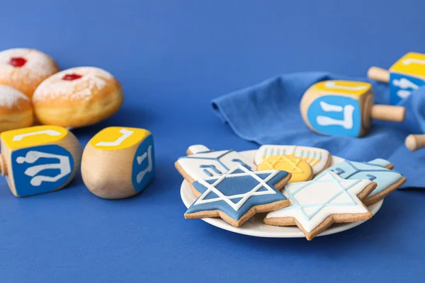 Sabrosas Galletas Para Celebración Hanukkah Dreidels Sobre Fondo Color —  Fotos de Stock
