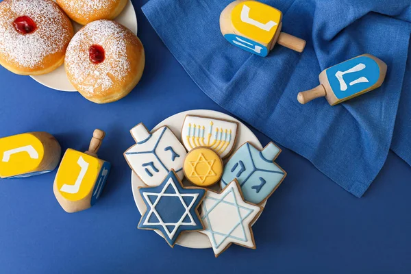 Sabrosas Galletas Rosquillas Para Celebración Hanukkah Con Dreidels Fondo Color —  Fotos de Stock