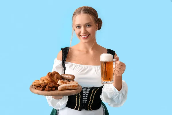 Mooie Vrouw Traditioneel Duits Kostuum Met Snacks Mok Bier Kleur — Stockfoto