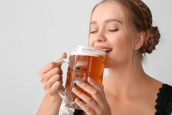 Mooie Vrouw Drinken Bier Van Mok Lichte Achtergrond — Stockfoto