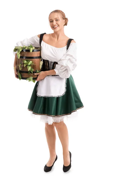 穿着德国传统服装 背景为白色的啤酒桶的漂亮女人 — 图库照片