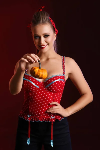 Sexig Ung Kvinna Med Halloween Pumpa Mörk Bakgrund — Stockfoto