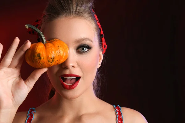 Sexy Jonge Vrouw Met Halloween Pompoen Donkere Achtergrond — Stockfoto