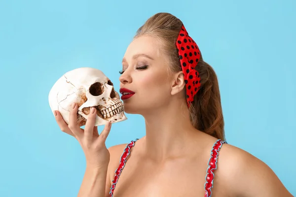 Sexy Junge Frau Mit Totenkopf Auf Farbigem Hintergrund — Stockfoto