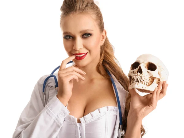 Sexy Jovem Mulher Vestida Como Médico Com Crânio Fundo Branco — Fotografia de Stock