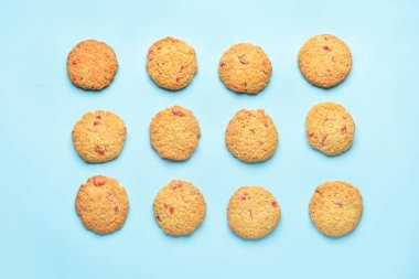 Mavi arka planda lezzetli kızılcık kurabiyeleri