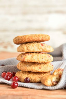 Yaban mersinli kurabiyeler ve böğürtlenler ahşap masada, yakın plan.