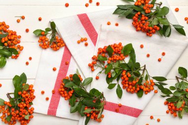 Olgun kızılcık böğürtlenleri ve hafif ahşap arka planda peçete